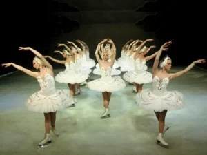 Bailarines sobre hielo interpretan El Lago de los Cisnes