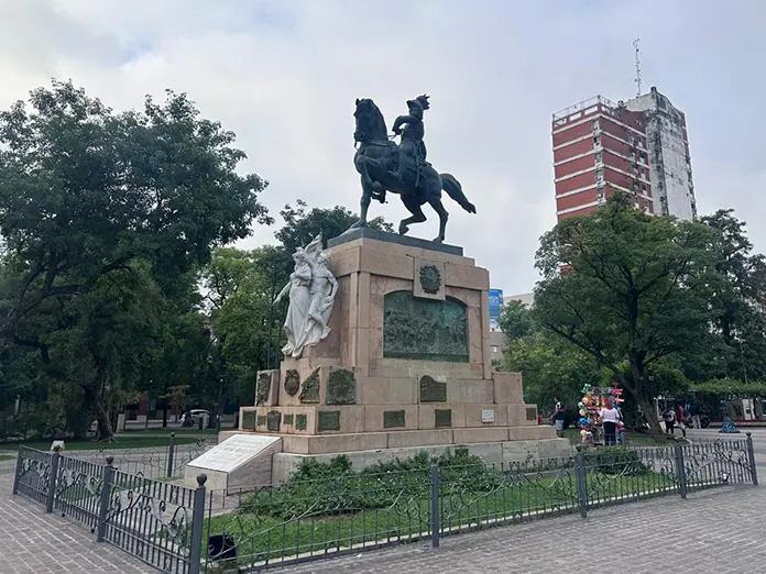 clima-domingo-santiago-del-estero Cielo parcialmente nublado durante una jornada de clima agradable en Santiago del Estero