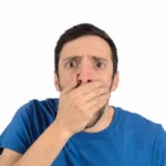 La verdad que pocos conocen: qué hay detrás de las coincidencias Persona sorprendida al recibir mensaje inesperado coincidencias y destino