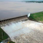 El COE informó que el embalse de Río Hondo continúa bajando, aunque la situación del Río Dulce sigue siendo delicada Vista del embalse Río Hondo durante el monitoreo por la crecida del Río Dulce