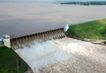 El COE informó que el embalse de Río Hondo continúa bajando, aunque la situación del Río Dulce sigue siendo delicada Vista del embalse Río Hondo durante el monitoreo por la crecida del Río Dulce