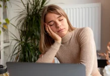 La verdad que pocos conocen: por qué muchas personas se sienten cansadas todo el tiempo Persona con signos de fatiga relacionada con cansancio constante