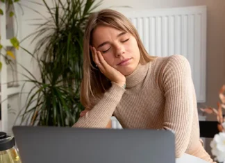 La verdad que pocos conocen: por qué muchas personas se sienten cansadas todo el tiempo Persona con signos de fatiga relacionada con cansancio constante