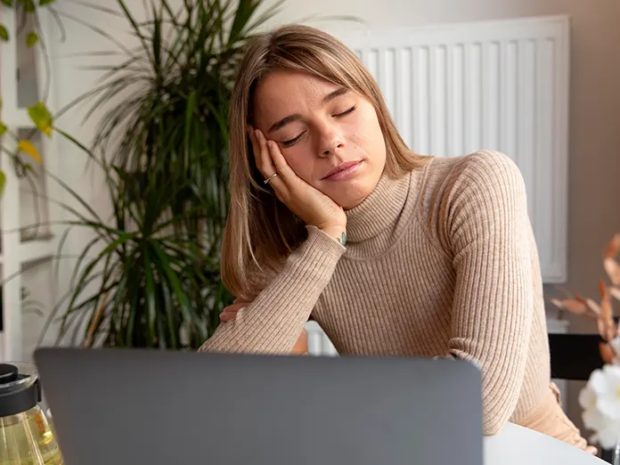 fatiga-cronica-estres-alimentacion-salud Persona con signos de fatiga relacionada con cansancio constante