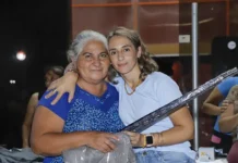 Gran convocatoria en Forres para homenajear a las mujeres en la Plaza Las Américas Multitud participando en la celebración del Día de la Mujer en la Plaza Las Américas de Forres