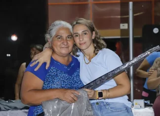 Gran convocatoria en Forres para homenajear a las mujeres en la Plaza Las Américas Multitud participando en la celebración del Día de la Mujer en la Plaza Las Américas de Forres