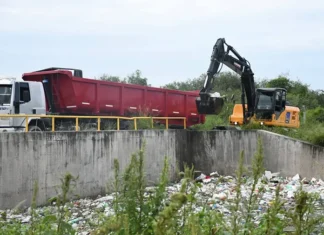 Importante operativo de limpieza en el Desagüe Principal Sur Operativo de limpieza en el Desagüe Principal Sur de la ciudad de Santiago del Estero con maquinaria municipal retirando residuos