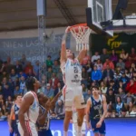 Quimsa cayó ante Racing en Chivilcoy y se cortó su racha de diez triunfos consecutivos Jugadores de Quimsa y Racing de Chivilcoy disputando un partido de básquet