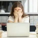 La verdad que pocos conocen: señales de que tu cerebro está sobrecargado Persona con signos de cansancio mental y estrés por sobrecarga del cerebro