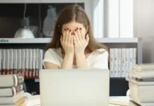 La verdad que pocos conocen: señales de que tu cerebro está sobrecargado Persona con signos de cansancio mental y estrés por sobrecarga del cerebro
