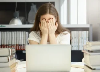 La verdad que pocos conocen: señales de que tu cerebro está sobrecargado Persona con signos de cansancio mental y estrés por sobrecarga del cerebro