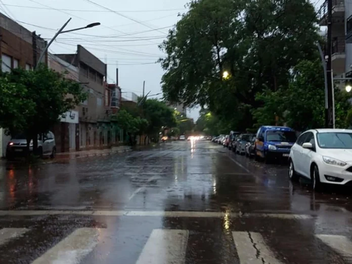 Jornada nublada con lluvias en Santiago del Estero durante la mañana