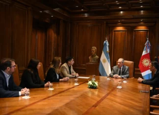 El Gobierno provincial fortalece el comercio y proyecta nuevas herramientas de crecimiento junto al sector privado El gobernador Elías Suárez reunido con autoridades de la Cámara de Comercio e Industria de Santiago del Estero en un encuentro de trabajo institucional.