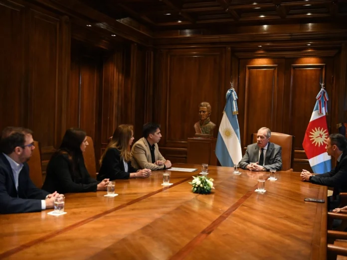 elias-suarez-camara-comercio-santiago-del-estero El gobernador Elías Suárez reunido con autoridades de la Cámara de Comercio e Industria de Santiago del Estero en un encuentro de trabajo institucional.