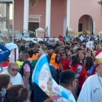 Villa Mailín se prepara para la Fiesta Grande del Señor de los Milagros Peregrinos y fieles en la Fiesta del Señor de los Milagros de Mailín en Santiago del Estero.