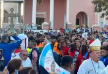 Villa Mailín se prepara para la Fiesta Grande del Señor de los Milagros Peregrinos y fieles en la Fiesta del Señor de los Milagros de Mailín en Santiago del Estero.