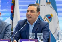 Parlamento del Norte Grande: contundente reclamo federal de Gustavo Valdés Gustavo Valdés brindando su discurso en el Parlamento del Norte Grande con un fuerte reclamo federal.