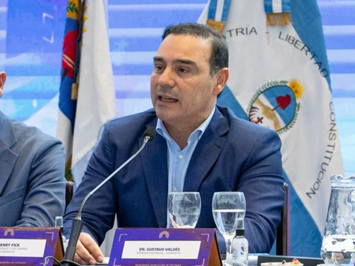 Gustavo Valdés brindando su discurso en el Parlamento del Norte Grande con un fuerte reclamo federal.