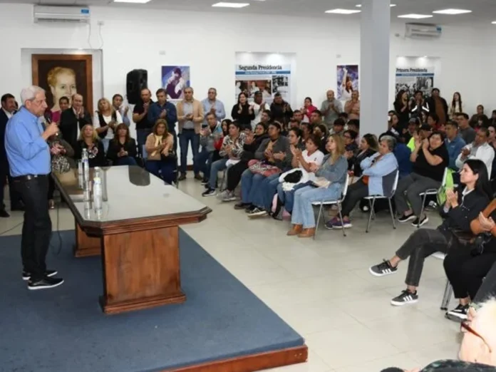 jose-emilio-neder-congreso-pj José Emilio Neder liderando una reunión del PJ en Santiago del Estero anunciando el Congreso Provincial.