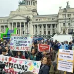 El Gobierno envió una nueva Ley de Discapacidad: reempadronamiento obligatorio y fuerte recorte de beneficios Persona con discapacidad frente a oficina pública en Argentina por cambios en la ley de pensiones