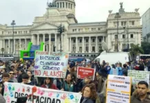 El Gobierno envió una nueva Ley de Discapacidad: reempadronamiento obligatorio y fuerte recorte de beneficios Persona con discapacidad frente a oficina pública en Argentina por cambios en la ley de pensiones