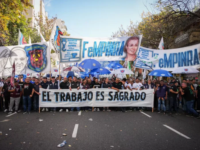 Movilización de la CGT en Plaza de Mayo con banderas sindicales y reclamos laborales
