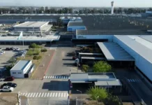 Nissan se va de Argentina como fabricante y negocia ceder su operación a empresas locales Planta de Nissan en Córdoba tras el cierre de producción en Argentina
