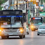 Paro total de colectivos en Santiago del Estero: miles de usuarios afectados por falta de pago salarial Paro de colectivos en Santiago del Estero con unidades detenidas y ausencia de servicio en la ciudad.