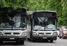 Paro de colectivos: la UTA anunció una medida por tiempo indeterminado desde mayo Colectivos detenidos durante un paro del transporte público convocado por la UTA