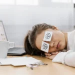 La verdad que pocos conocen: 5 señales pueden indicar que tu cuerpo no está descansando lo suficiente persona cansada mostrando signos de falta de descanso
