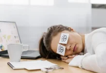 La verdad que pocos conocen: 5 señales pueden indicar que tu cuerpo no está descansando lo suficiente persona cansada mostrando signos de falta de descanso