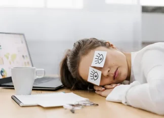 La verdad que pocos conocen: 5 señales pueden indicar que tu cuerpo no está descansando lo suficiente persona cansada mostrando signos de falta de descanso