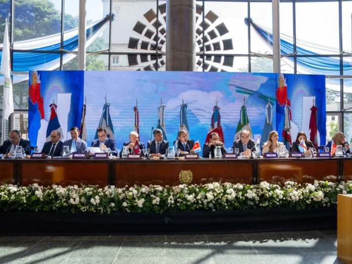 Carlos Silva Neder encabezando la sesión del Parlamento del Norte Grande en Tucumán con legisladores de la región reunidos.