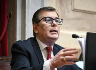 Zamora impulsa una ley contra la “pornovenganza” y advierte sobre la falta de protección a las víctimas Gerardo Zamora impulsando un proyecto de ley contra la pornovenganza en Argentina para proteger a las víctimas de violencia digital.