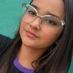 Una adolescente de 16 años murió tras recibir una descarga eléctrica mientras se planchaba el pelo Adolescente murió por descarga eléctrica en Brasil tras usar una planchita para el pelo.