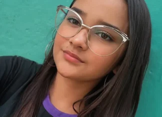 Una adolescente de 16 años murió tras recibir una descarga eléctrica mientras se planchaba el pelo Adolescente murió por descarga eléctrica en Brasil tras usar una planchita para el pelo.