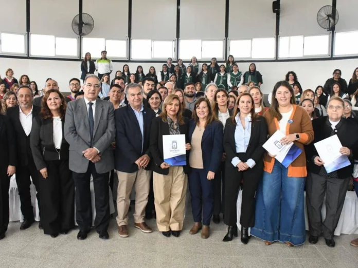 Norma Fuentes durante el lanzamiento del programa educativo municipal en Santiago del Estero