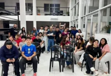 Ramón Rosa González fortalece el acompañamiento a los estudiantes y reafirma su compromiso con la juventud de Loreto El intendente Ramón Rosa González junto a estudiantes durante la entrega de rifas para promociones estudiantiles en Loreto.