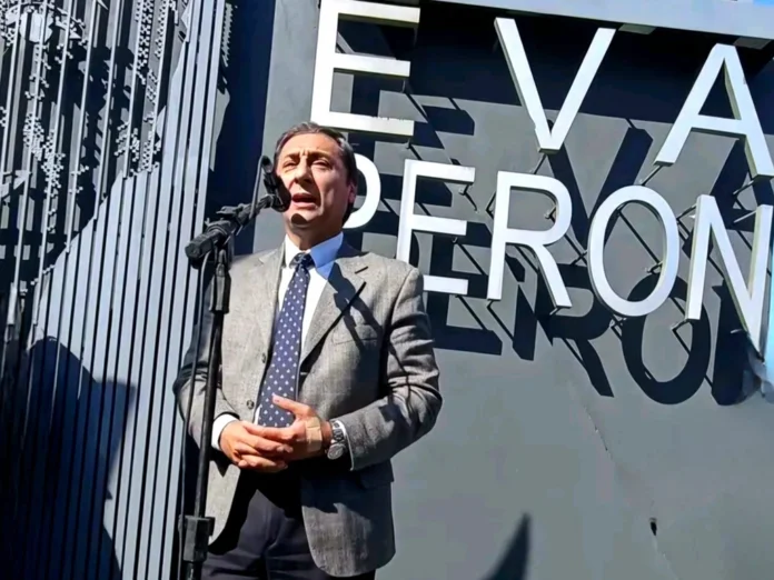 Carlos Silva Neder durante un mensaje en homenaje al aniversario del nacimiento de Eva Perón