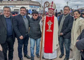 Carlos Silva Neder participó de la misa central en honor al Señor de Mailín Señor de los Milagros de Mailín durante la misa central con la presencia de Carlos Silva Neder y autoridades religiosas.
