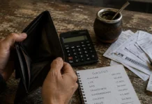 Siete de cada diez trabajadores aseguran que el sueldo no les dura más de dos semanas Sueldo no alcanza en Argentina para cubrir gastos básicos y llegar a fin de mes.