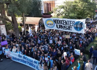 La UNSE se movilizó en Santiago del Estero durante la 4° Marcha Federal Universitaria Docentes y estudiantes de la UNSE participaron de la Marcha Federal Universitaria en Santiago del Estero