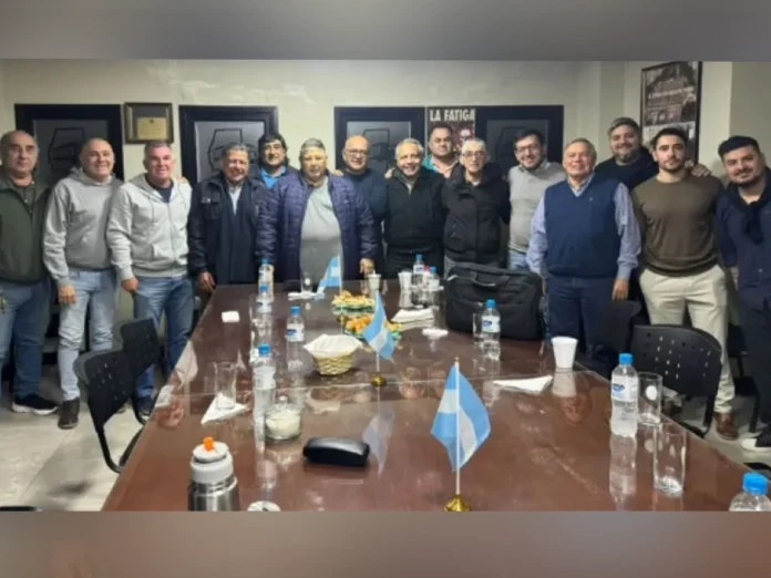 Reunión de dirigentes gremiales de la CGT y la UOCRA por el cobro de plus médicos en Santiago del Estero.