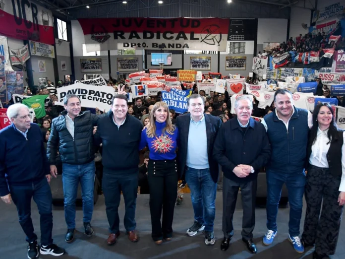 Llamil Abdala candidato en La Banda durante el acto de presentación del Frente Cívico en el Club Olímpico.
