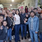 Silva Neder participó de una mateada con vecinos de Pozo Hondo y respaldó la candidatura de Kory Martín Kory Martín en Pozo Hondo durante una mateada junto a Carlos Silva Neder y vecinos de la comunidad.