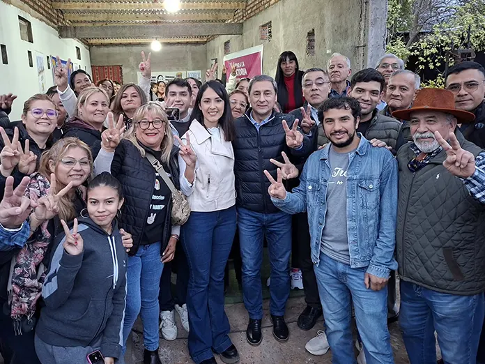 mateada-pozo-hondo-silva-neder Kory Martín en Pozo Hondo durante una mateada junto a Carlos Silva Neder y vecinos de la comunidad.