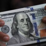 El dólar mayorista anotó un nuevo récord nominal y quedó al borde de los 1.500 pesos