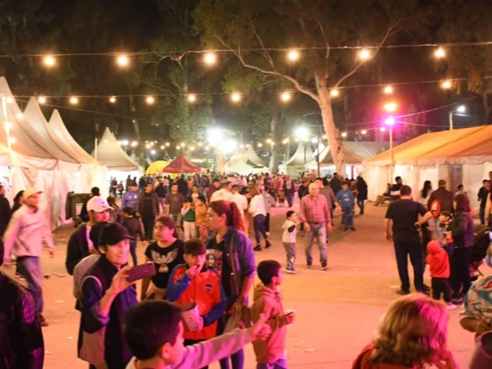 Ingreso a la Feria Artesanal 2026 en el predio de Changolandia de Santiago del Estero.