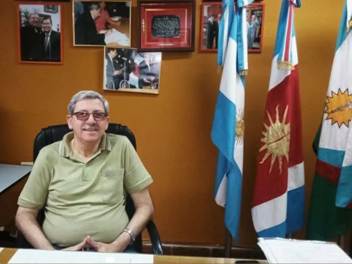 Jorge "Tala" Azar junto a dirigentes políticos durante una actividad de campaña en Suncho Corral.