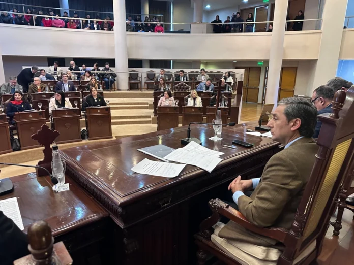 Sesión ordinaria de la Cámara de Diputados de Santiago del Estero, conducida por el vicegobernador Carlos Silva Neder.